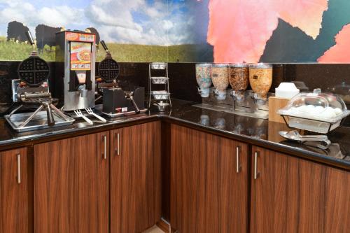 un mostrador restaurante con aasteryasteryasteryasteryasteryasteryasteryasteryasteryasteryasteryasteryasteryasteryastery en Fairfield Inn Jacksonville Orange Park, en Orange Park