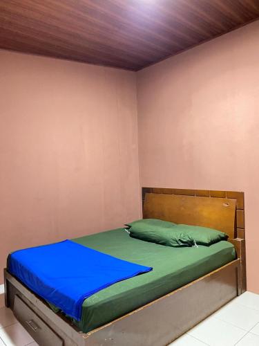Postel nebo postele na pokoji v ubytování Villa Syahal near Curug Cilember