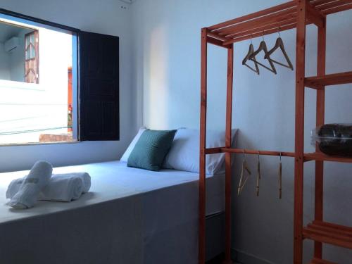 Un dormitorio con una litera y una ventana. en Casa confortável e aconchegante, en Lençóis