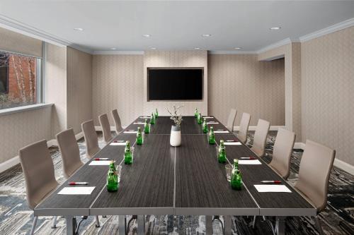 a conference room with a long table and chairs at Cleveland Marriott East in Warrensville Heights