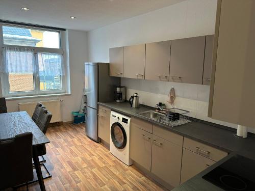 ドレスデンにあるLinda Ninh Apartmentのキッチン(冷蔵庫、シンク、食器洗い機付)