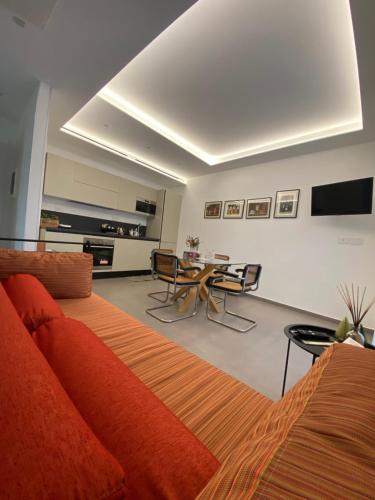 a living room with a couch and a table at Sul VenTo del Po in Melara
