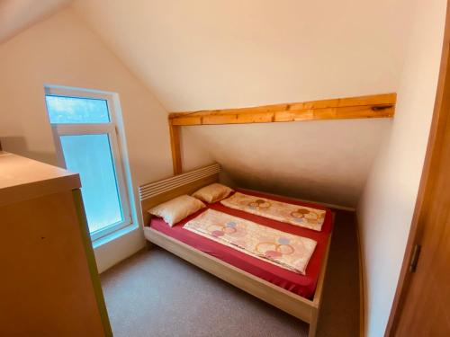 um pequeno quarto com um beliche e uma janela em Villat Bardhoshi em Kosovska Mitrovica