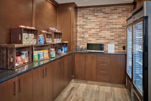 Η κουζίνα ή μικρή κουζίνα στο Four Points by Sheraton Edmonton West