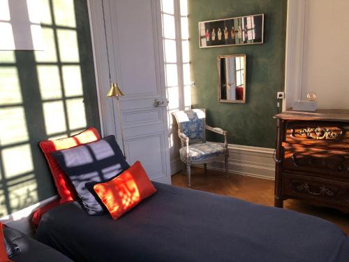 une chambre avec un lit, une chaise et des fenêtres dans l'établissement location appartement 93 M2 plein centre historique, à Rouen