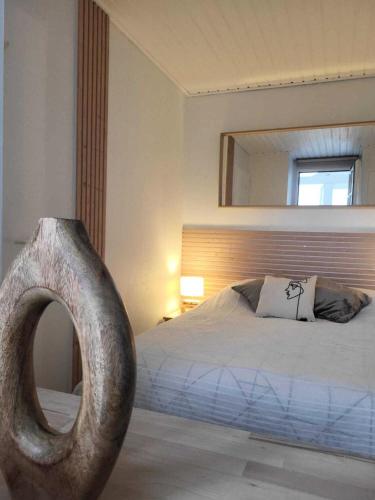 une chambre avec un lit avec une grande tête de lit en bois dans l'établissement Résidence Port Bourgenay - maeva Home - Appartement 2 pièces 4 personnes - Exclusive - super Home MAE-5321, à Talmont-Saint-Hilaire