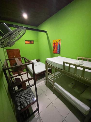 Cama o camas de una habitación en Madroño Hostel