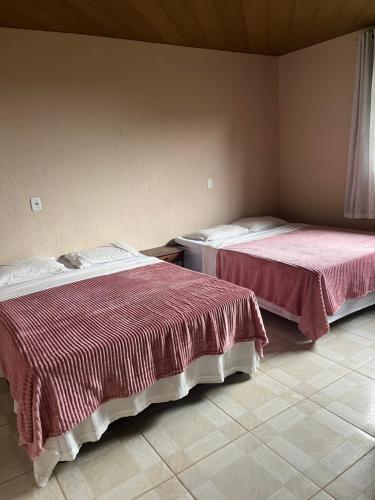 two beds sitting next to each other in a room at Casa Refúgio da Paz in Lumiar