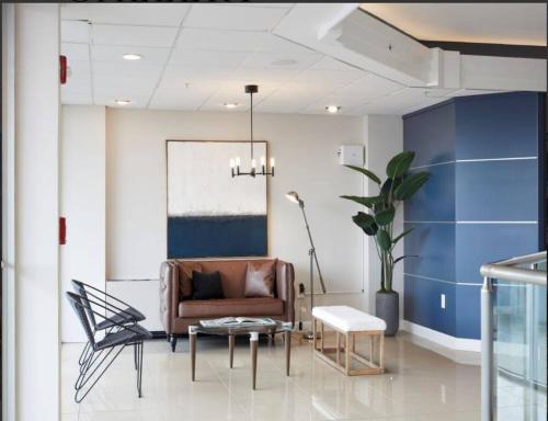 Cozy Suite at Towson Centerにあるシーティングエリア