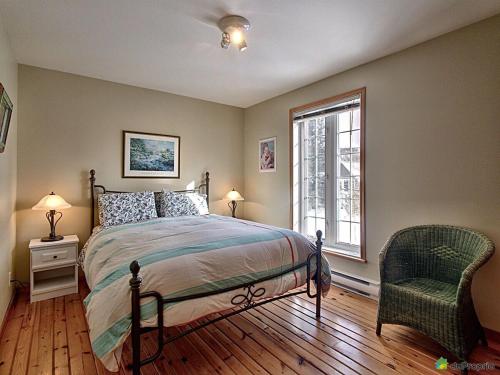 Saint Aime Des LacsChalet des aviateurs的一间卧室，里面有一张床、一把椅子和一扇窗户