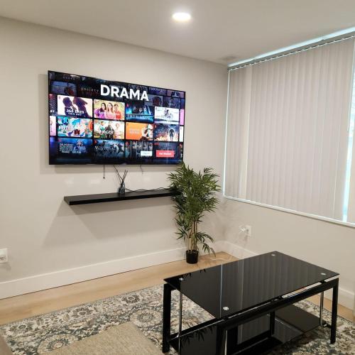 Cozy Suite at Towson Centerにあるテレビまたはエンターテインメントセンター