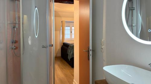 une salle de bain avec un lavabo et un miroir dans l'établissement Charlie Brown, à Nevers