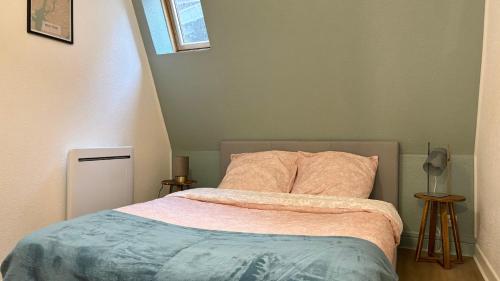 - une chambre avec un lit, une fenêtre et un lit sidx sidx dans l'établissement Charlie Brown, à Nevers