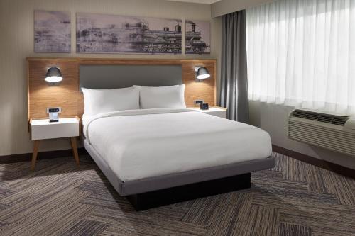 Postel nebo postele na pokoji v ubytování Four Points by Sheraton Windsor Downtown