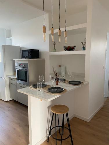 une cuisine avec un comptoir avec deux lavabos et un four micro-ondes dans l'établissement Le Marilyn - 2 Bedrooms, à Rennes