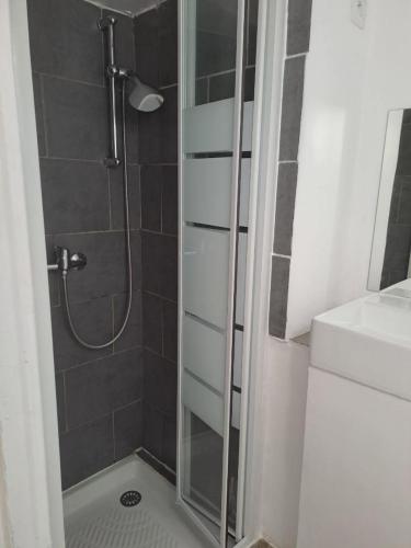 une salle de bain avec douche et lavabo dans l'établissement Budgetbnb 195B, studette Porte d 'Italie popular street, à Toulon