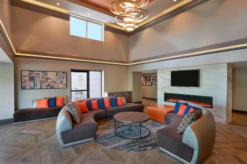 Una gran sala de estar con sofás y chimenea. en Four Points by Sheraton Hamilton - Stoney Creek, en Hamilton