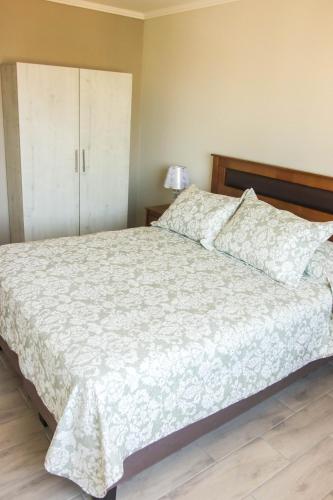 a bedroom with a bed with a white comforter at Terraza Traslaviña in Viña del Mar