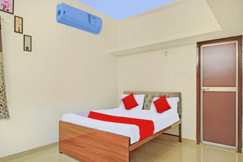 KhāpriにあるHotel O Krishna Villaのベッドルーム1室(赤い枕のベッド1台付)