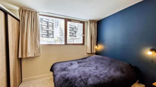 une chambre avec un lit et une fenêtre dans l'établissement Résidence Castor - Appartement confortable · Proche des pistes · Balcon MAE-7387, à Flaine