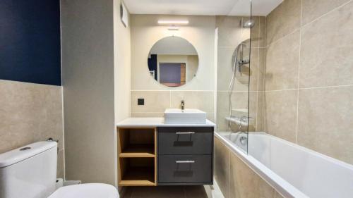 une salle de bain avec un lavabo, des toilettes et un miroir dans l'établissement Résidence Castor - Appartement confortable · Proche des pistes · Balcon MAE-7387, à Flaine