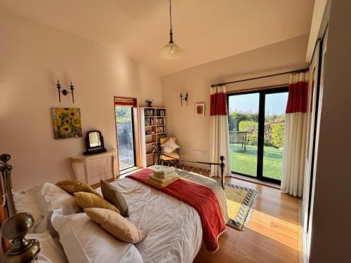 Postel nebo postele na pokoji v ubytování Golf & family chill cottage, hot-tub, beach 10 min
