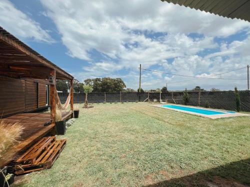 a yard with a fence and a swimming pool at Contenedor in Necochea