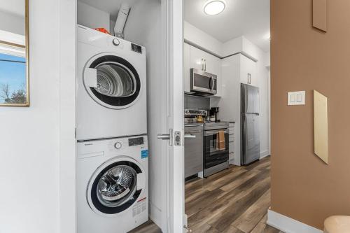 Η κουζίνα ή μικρή κουζίνα στο Cozy 2BR Family Friendly Suite Located Just 5 Mins Away From Niagara Falls