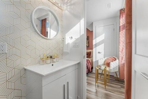 Ένα μπάνιο στο Cozy 2BR Family Friendly Suite Located Just 5 Mins Away From Niagara Falls