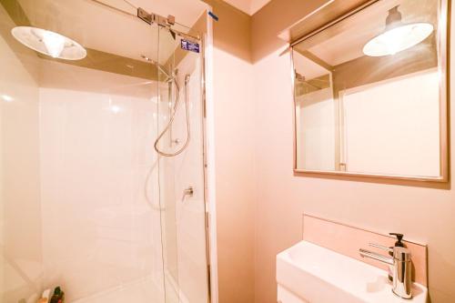 Ένα μπάνιο στο Ohana Lakeview - Perfect 1BR Retreat for Two