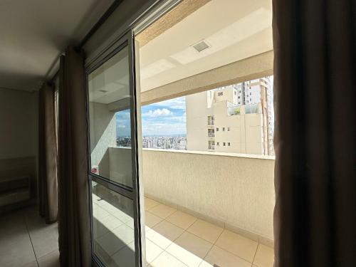 una puerta corredera de cristal con vistas a un balcón en iFlat Brookfield Towers BT2113 Jardim Goiás, en Goiânia