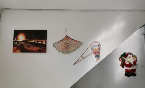a white wall with various items on it at Apartamento moderno con AC y WiFi Ideal para grupos in Honda