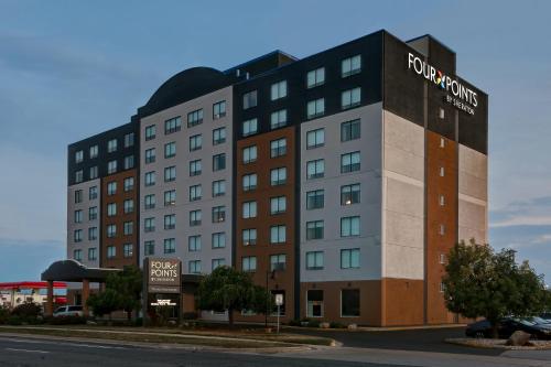 ミシサガにあるフォーポイント バイ シェラトン トロント ミシソーガの建物の横に看板のあるホテル