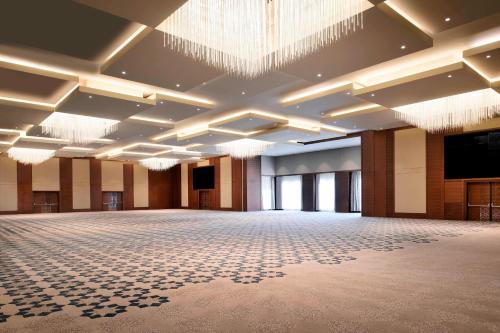 コンスタンティーヌにあるConstantine Marriott Hotelの空きボールルーム(大きな天井の広い部屋付)
