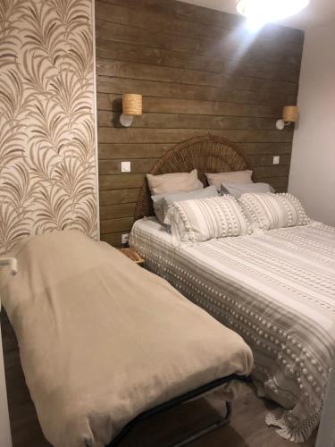 Ένα ή περισσότερα κρεβάτια σε δωμάτιο στο Bel appartement T2 refait à neuf avec piscine couverte de juin à fin septembre