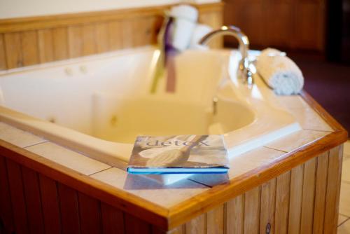 d'une baignoire avec un lavabo. dans l'établissement Savannah House Wine Country Inn & Cottages, à Himrod