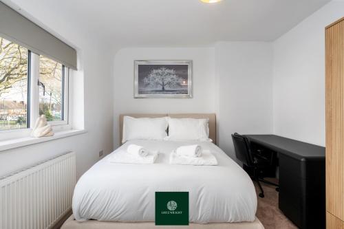 En eller flere senge i et værelse på 3 Bed House with King Size bed near Uni and QMC