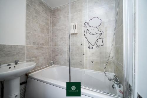 Et badeværelse på 3 Bed House with King Size bed near Uni and QMC