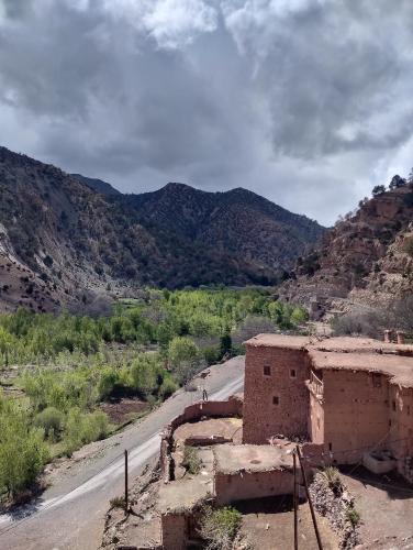 an old building on the side of a road at Gite D'etape Ait Ali Nito Assounfou in Megdaz