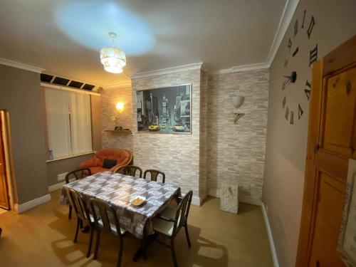 Posezení v ubytování GO BIG ! Entire cozy House for max 8 people near city center