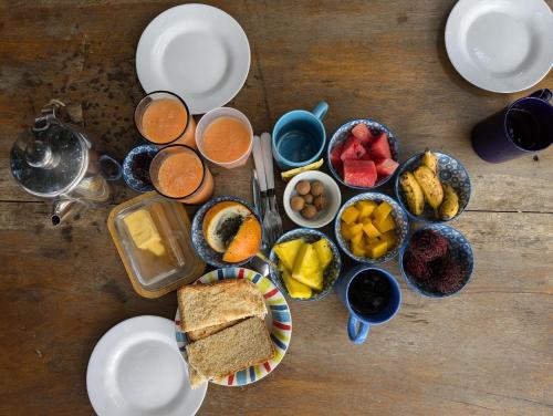 a table topped with bowls of different types of food at Casa Escondida in Arbolito
