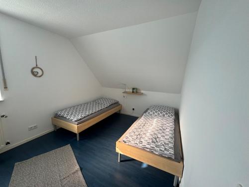 2 Betten in einem kleinen Zimmer mit einer gedankenlosen, gedankenlosen, gedankenlosen, gedankenlosen, gedankenlosen in der Unterkunft Ferienwohnung Steverding in Bocholt