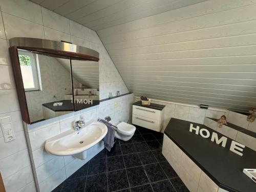 ein Badezimmer mit Waschbecken und Toilette in der Unterkunft Ferienwohnung Steverding in Bocholt