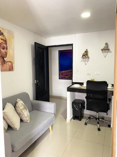 Ruang duduk di Cómodo y central apartaestudio