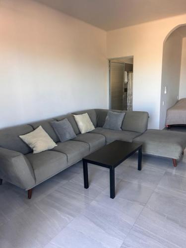 a living room with a couch and a coffee table at Casa mike in El Sargento