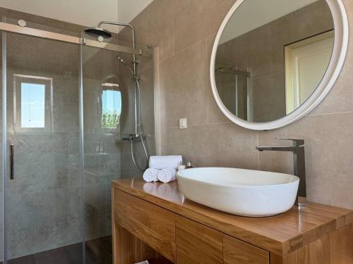 Ένα μπάνιο στο Villa Gem Set