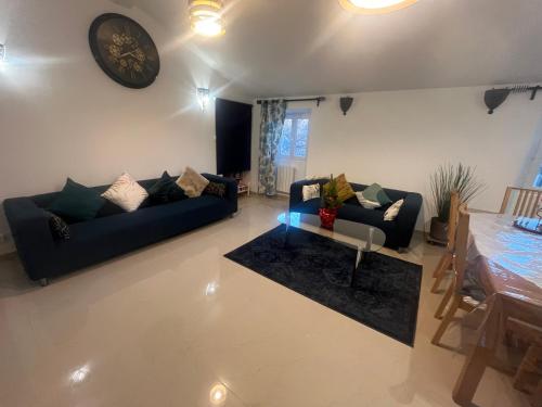 un salon avec deux canapés et une table dans l'établissement Haut villa Les Tilleuls 95 m2 7 pers, à Carros