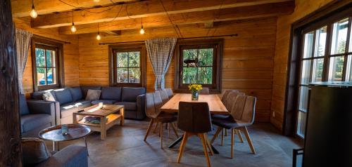 una sala de estar con una mesa y un sofá en Drevenica pod Zvonicou, en Demänovská Dolina