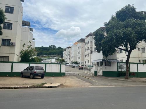 a car parked in a parking lot next to buildings at Cantinho aos pés do Ibituruna in Governador Valadares