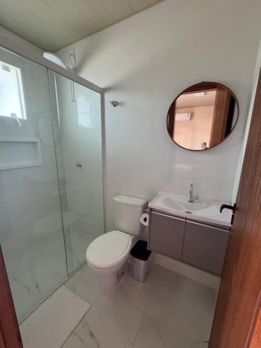 Un baño con inodoro, ducha y lavabo. en Residencial Lara 4, en Itapema